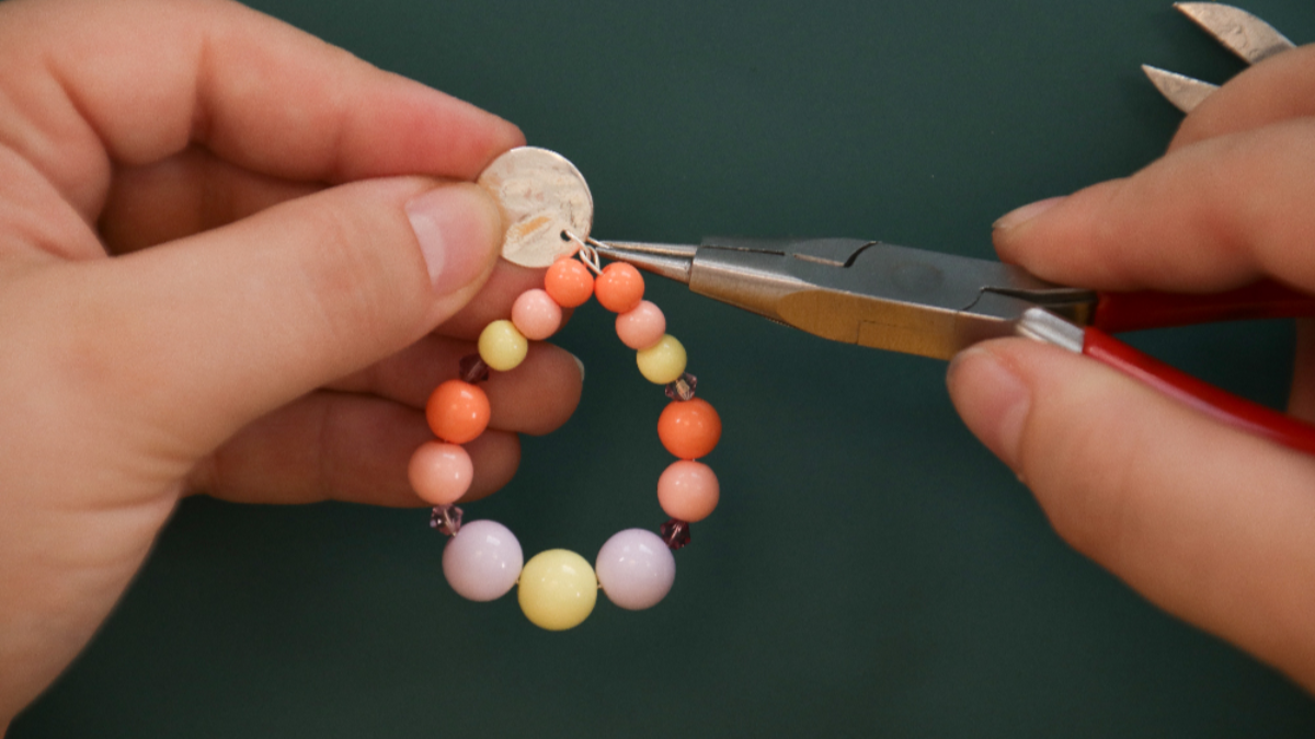 Boucles d'oreilles vintage en perles pastel et toupies violettes : Etape 4 Boucles d'oreilles vintage en perles pastel et toupies violettes : Etape 4