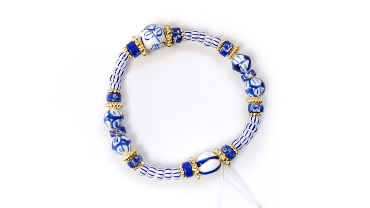 Bracelet élastique avec perles en céramique bleues peintes à la main : Etape 2