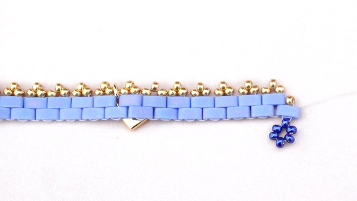 Bracelet tissage Tilas avec petites fleurs en rocailles Miyuki : Etape 16
