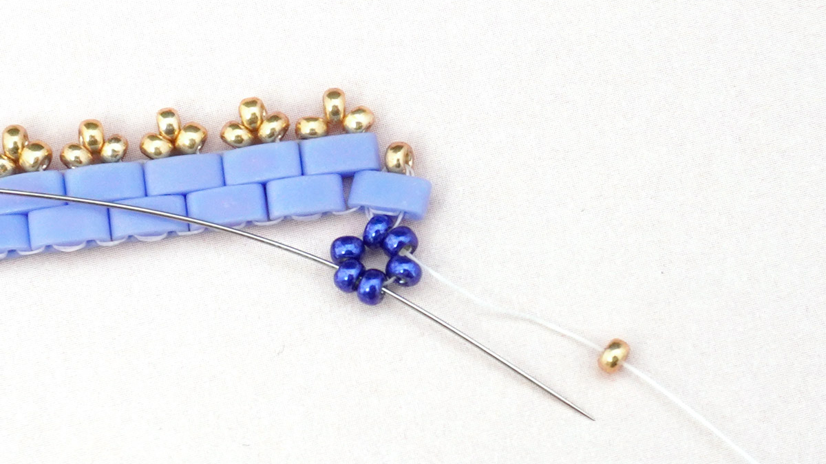 Bracelet tissage Tilas avec petites fleurs en rocailles Miyuki : Etape 17