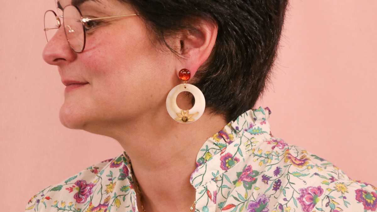 Schéma DIY débutant boucles d'oreilles tendances en résine et acier inoxydable doré