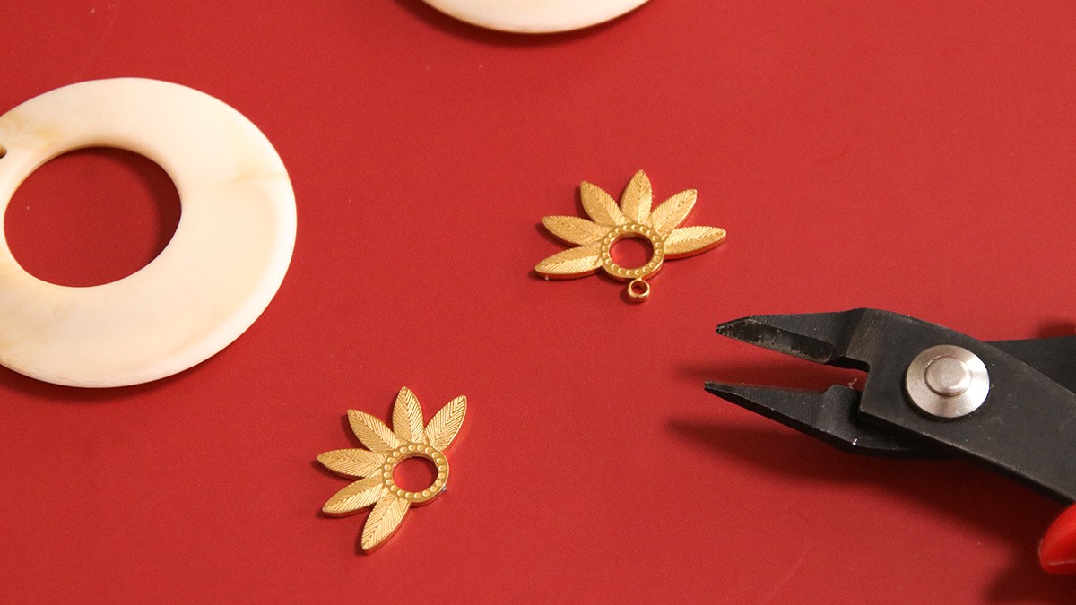 DIY débutant boucles d'oreilles tendances en résine et acier inoxydable doré : Etape 2