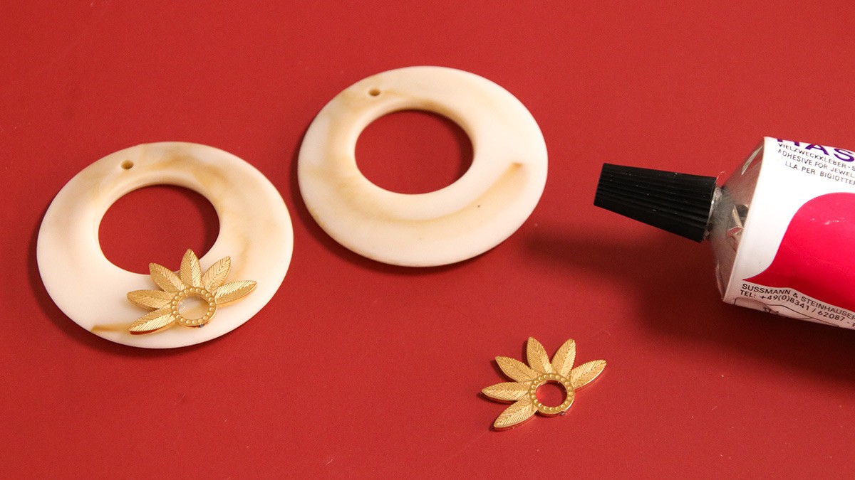 DIY débutant boucles d'oreilles tendances en résine et acier inoxydable doré : Etape 3
