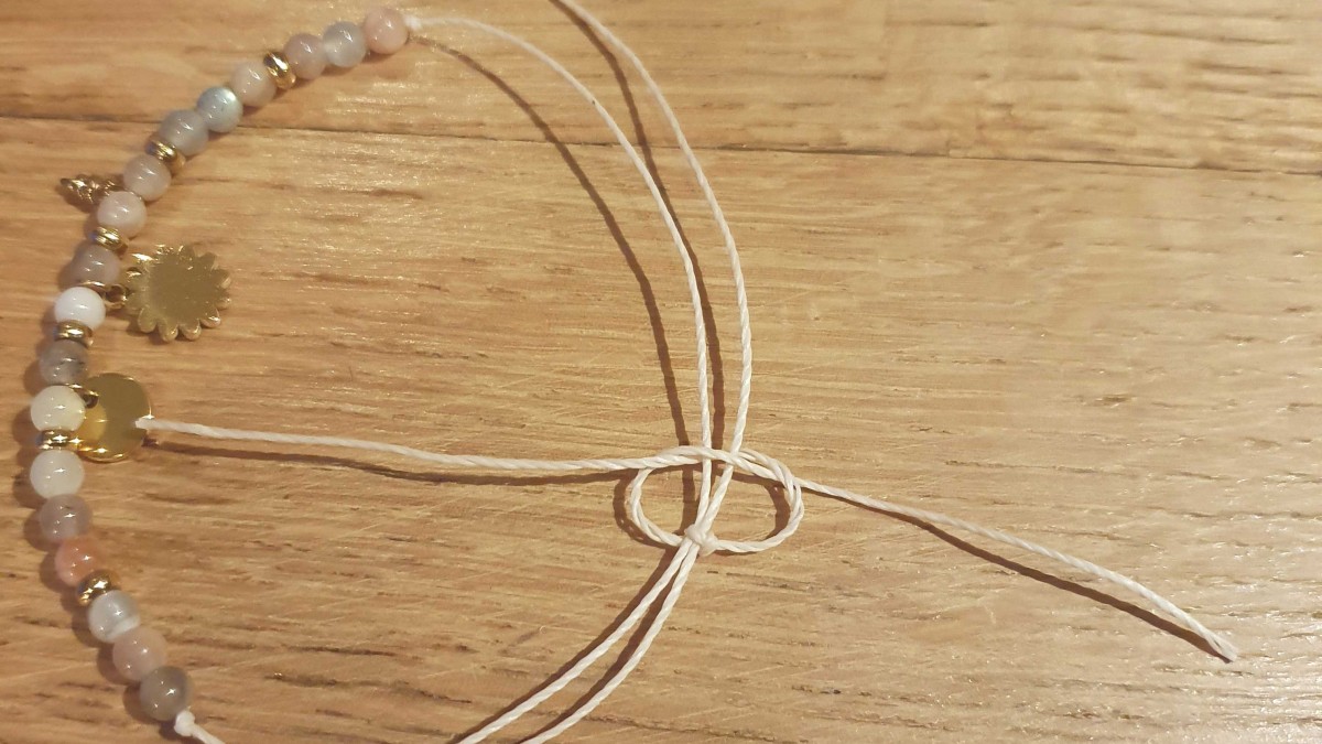 Bracelet Mère Fille duo en acier inox doré et Pierre de Lune : Etape 4 Bracelet Mère Fille duo en acier inox doré et Pierre de Lune : Etape 4