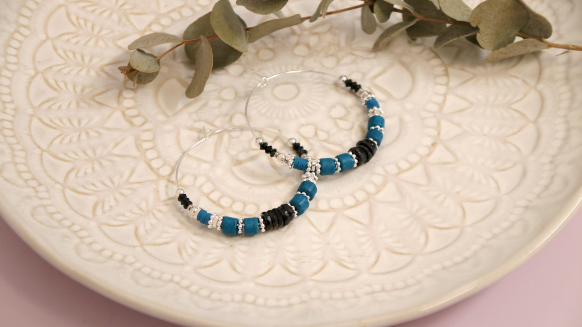 Créoles argentées avec perles heishis et Onyx