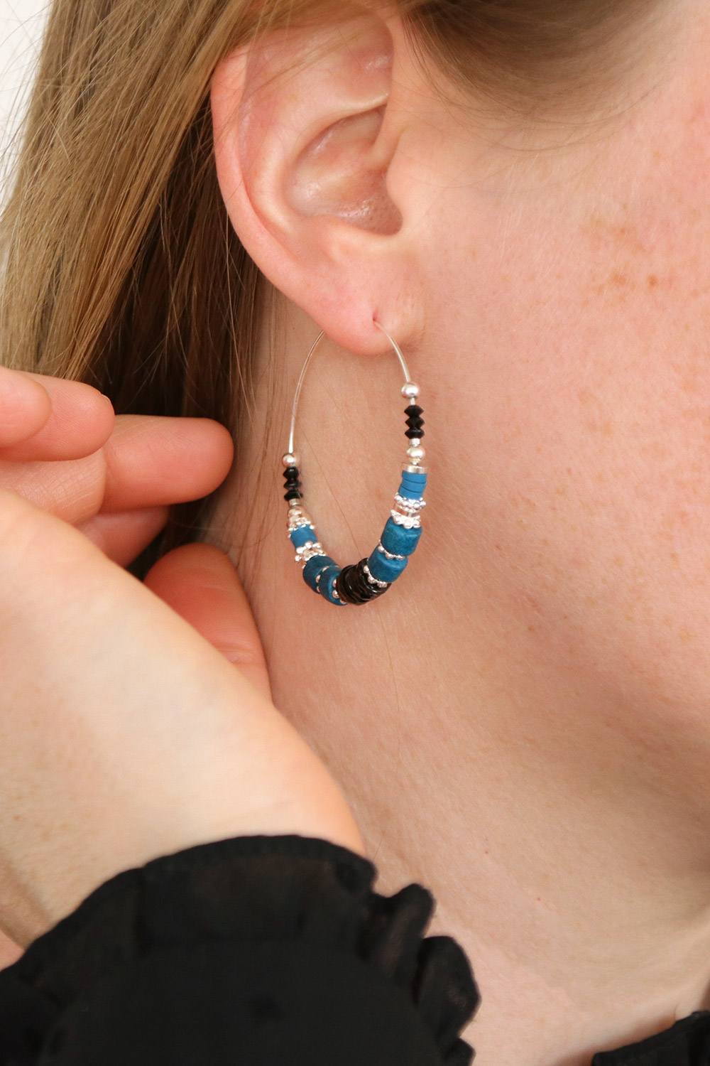 Schéma Créoles argentées avec perles heishis et Onyx