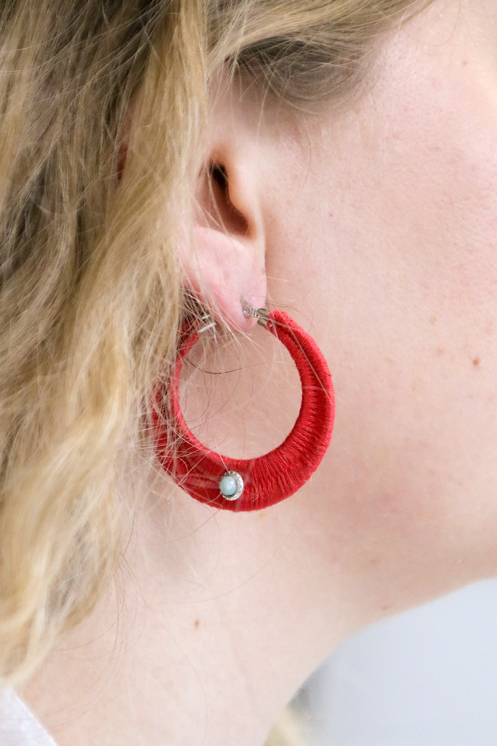 Schéma Créoles avec fil tressé rouge et Amazonite