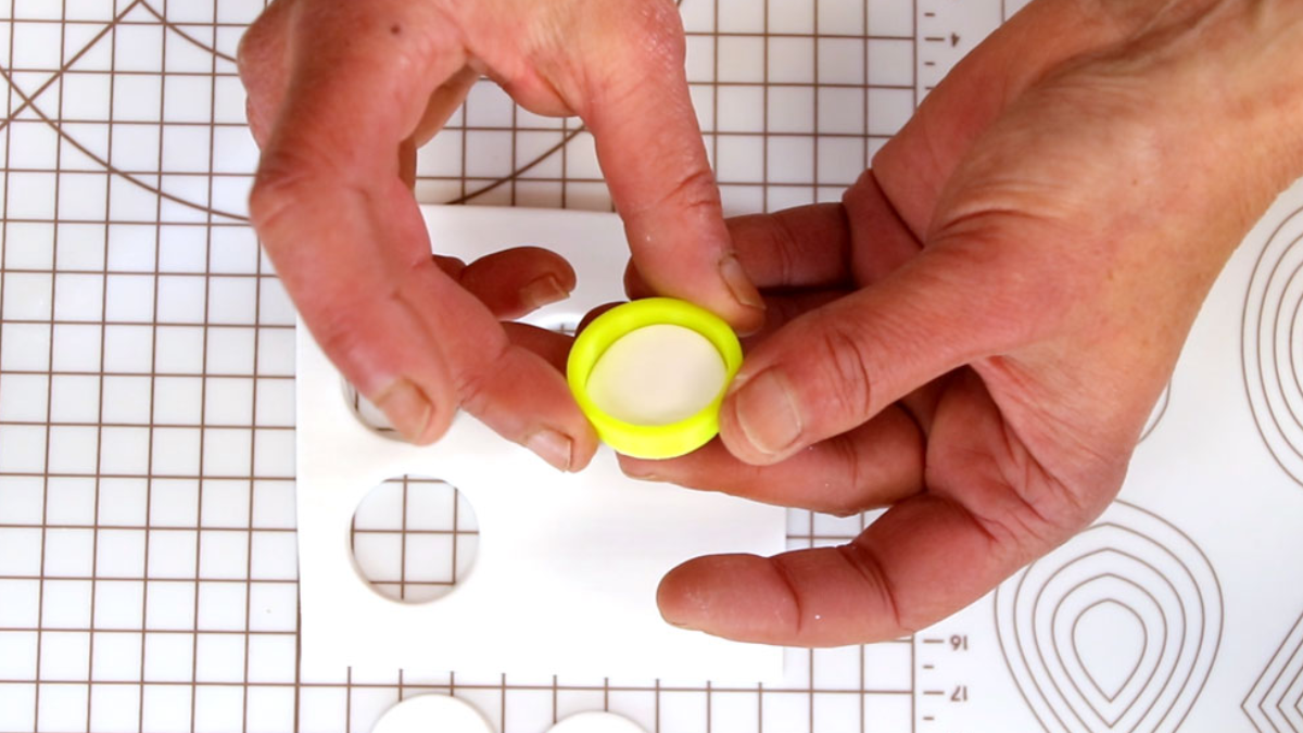 Boucles d'oreilles polymère et résine avec des fleurs d'hortensias séchées : Etape 2