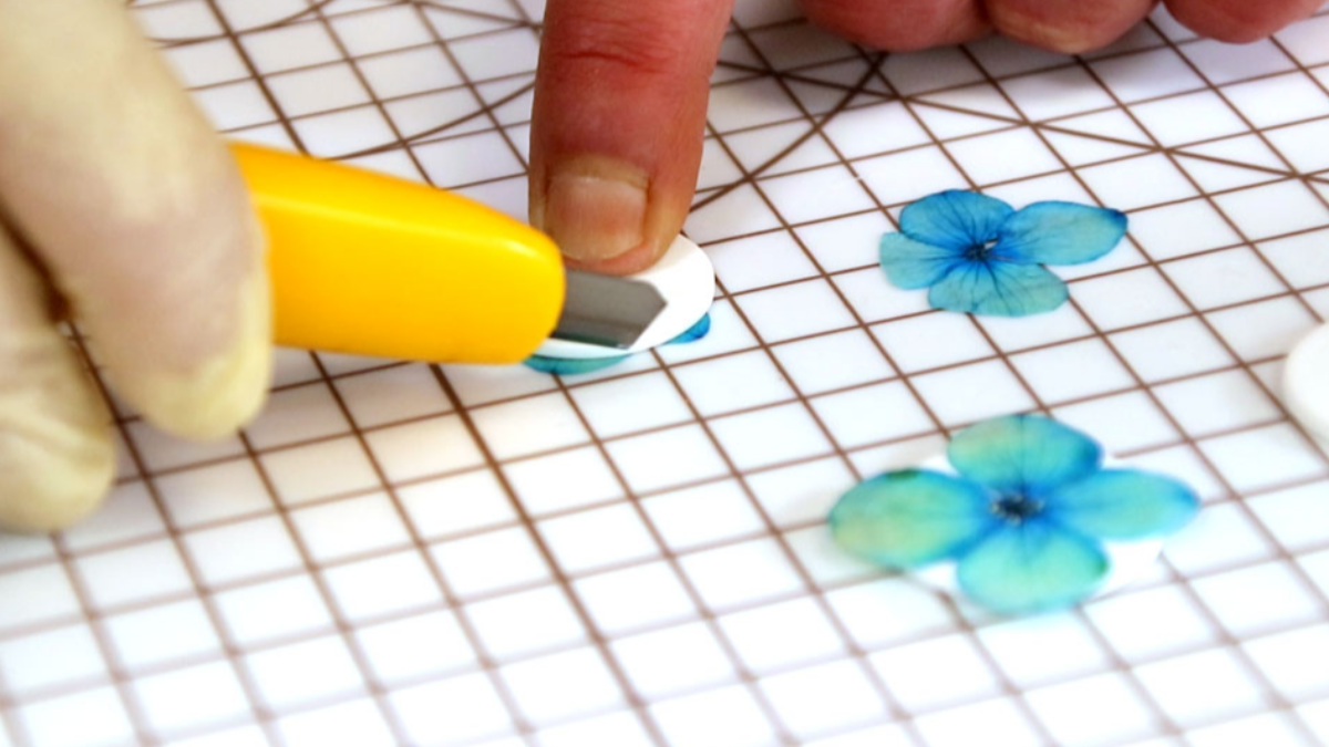 Boucles d'oreilles polymère et résine avec des fleurs d'hortensias séchées : Etape 6