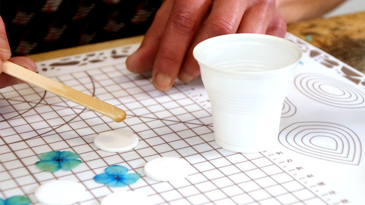 Boucles d'oreilles polymère et résine avec des fleurs d'hortensias séchées : Etape 7