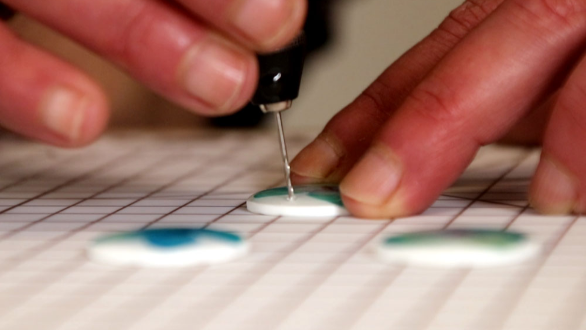 Boucles d'oreilles polymère et résine avec des fleurs d'hortensias séchées : Etape 10