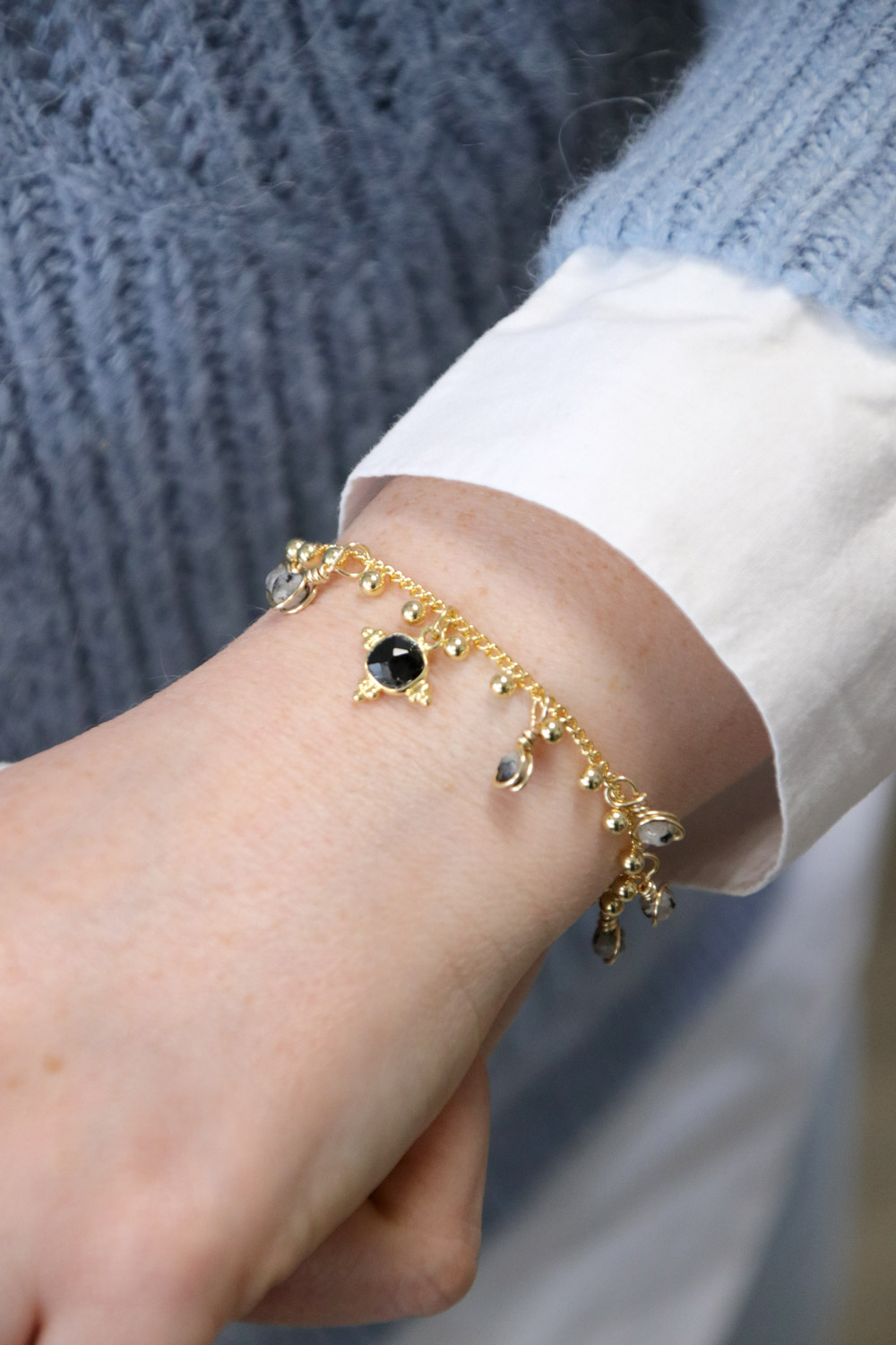 Schéma Bracelet chaîne dorée avec breloques Onyx noir et Jaspe Sésame