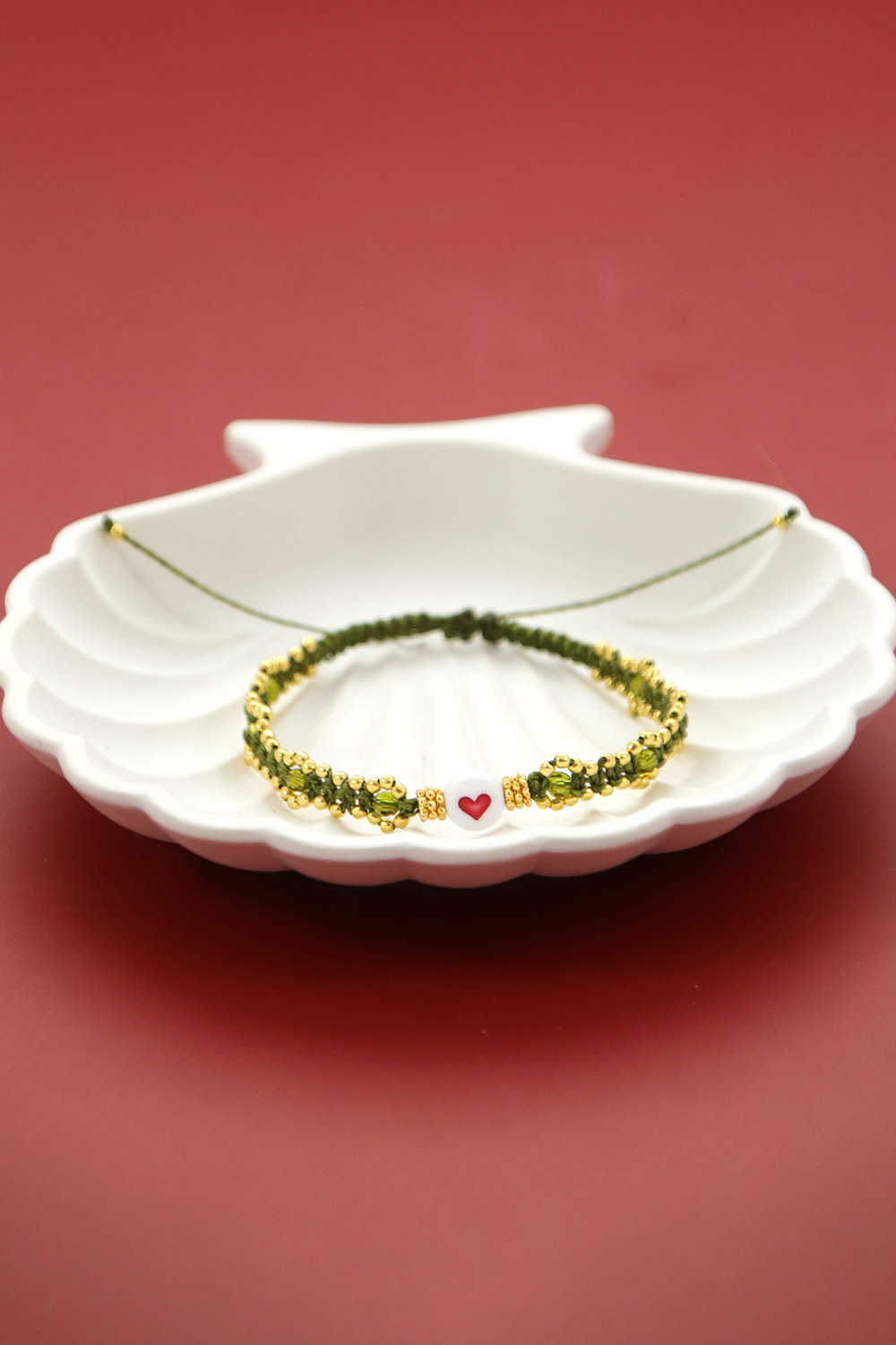 DIY Petit bracelet micro macramé kaki avec perles dorées