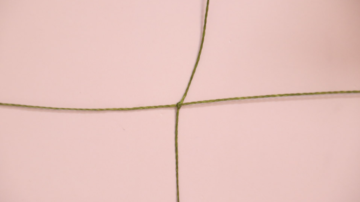 DIY Petit bracelet micro macramé kaki avec perles dorées : Etape 1