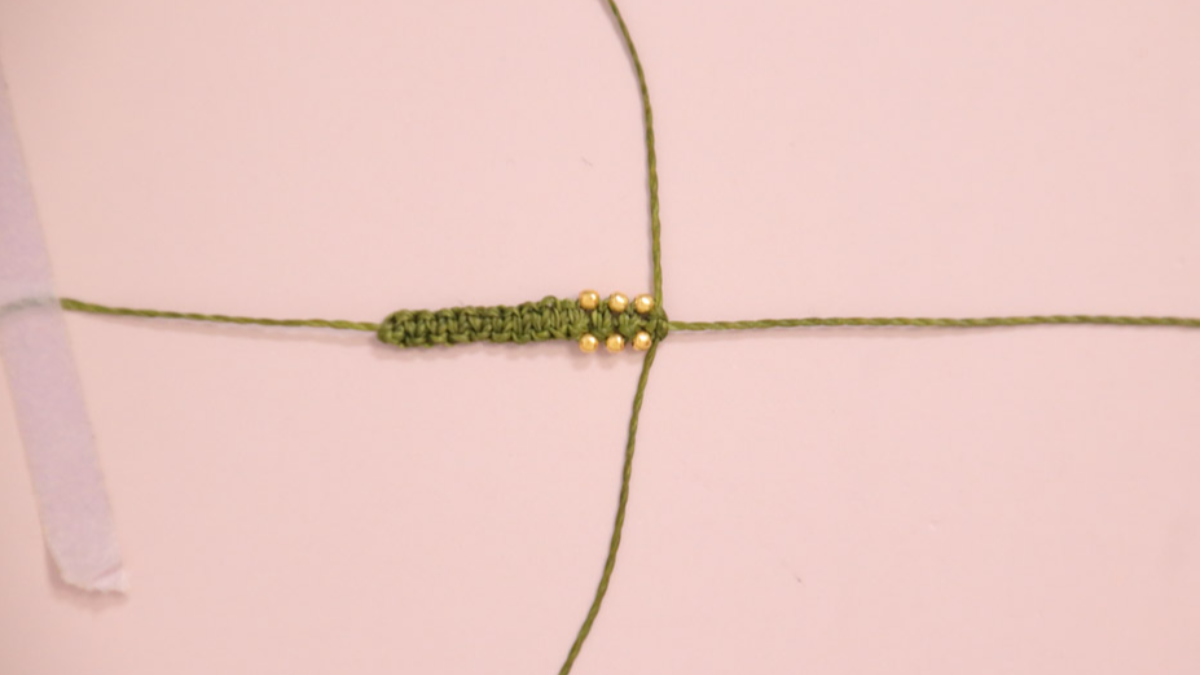 DIY Petit bracelet micro macramé kaki avec perles dorées : Etape 6