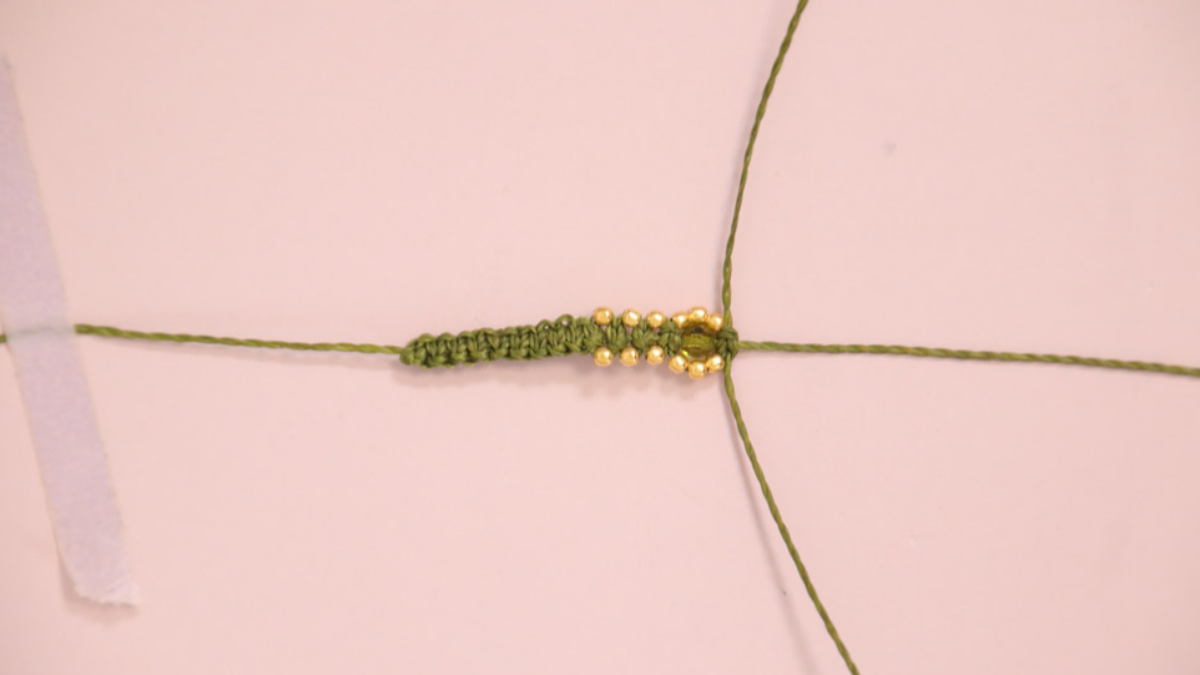 DIY Petit bracelet micro macramé kaki avec perles dorées : Etape 8