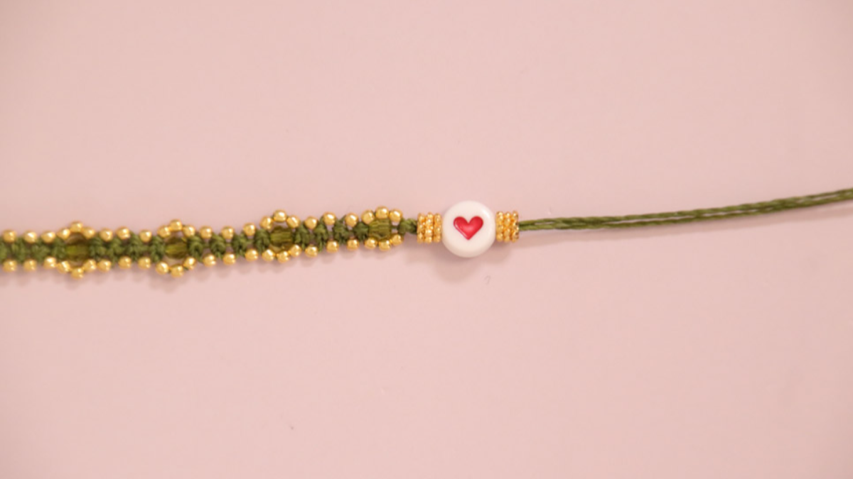 DIY Petit bracelet micro macramé kaki avec perles dorées : Etape 10