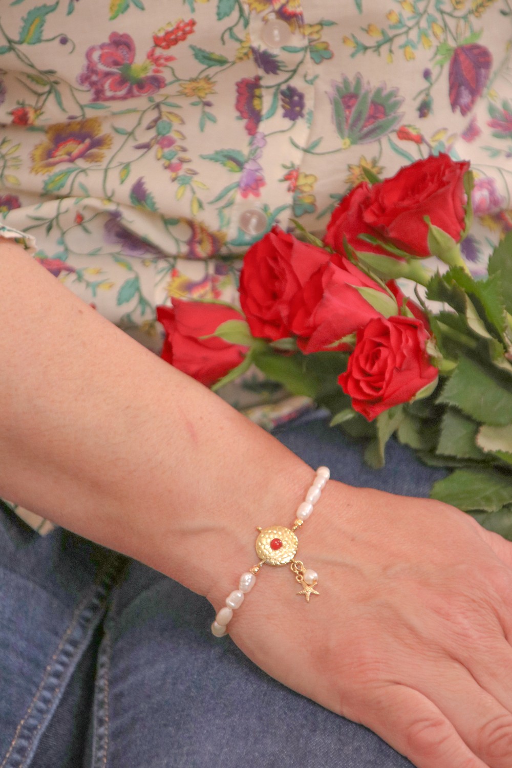 Schéma DIY Bracelet perles d'eau douce, pendentif rond martelé et breloque étoile de mer en acier inoxydable