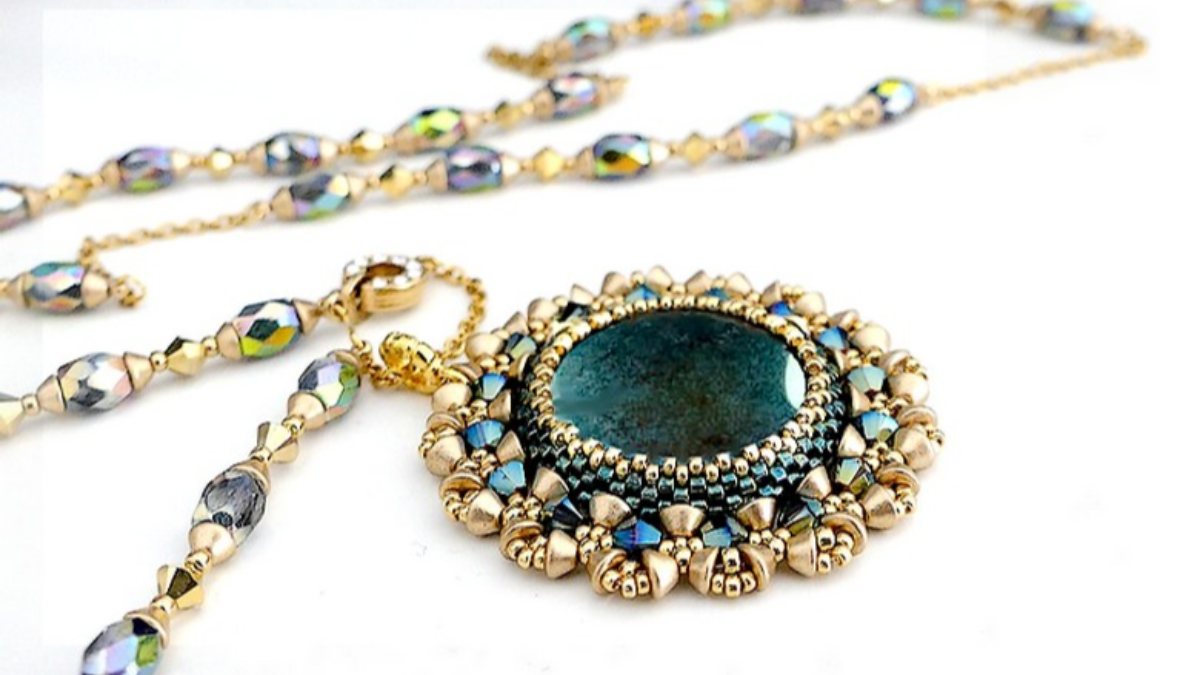 Schéma Pendentif K'amille avec cabochon, perles en verre Konos par Puca et toupies Pure Crystal