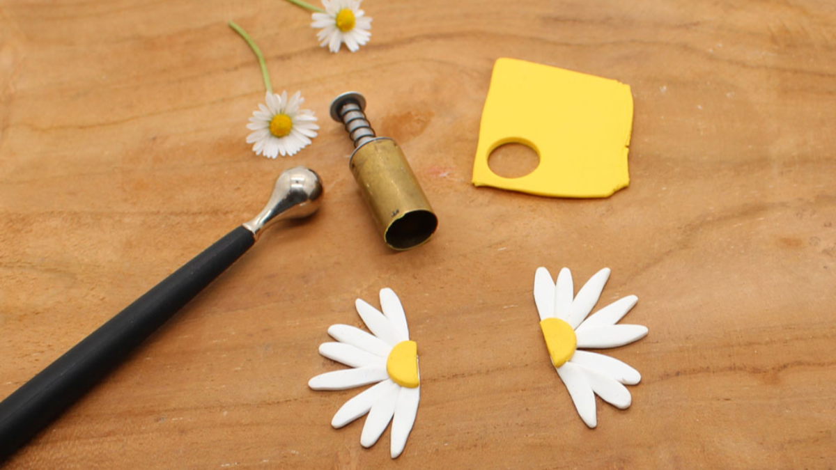 Boucles d'oreilles fleurs pâquerettes en pâte Fimo : Etape 4