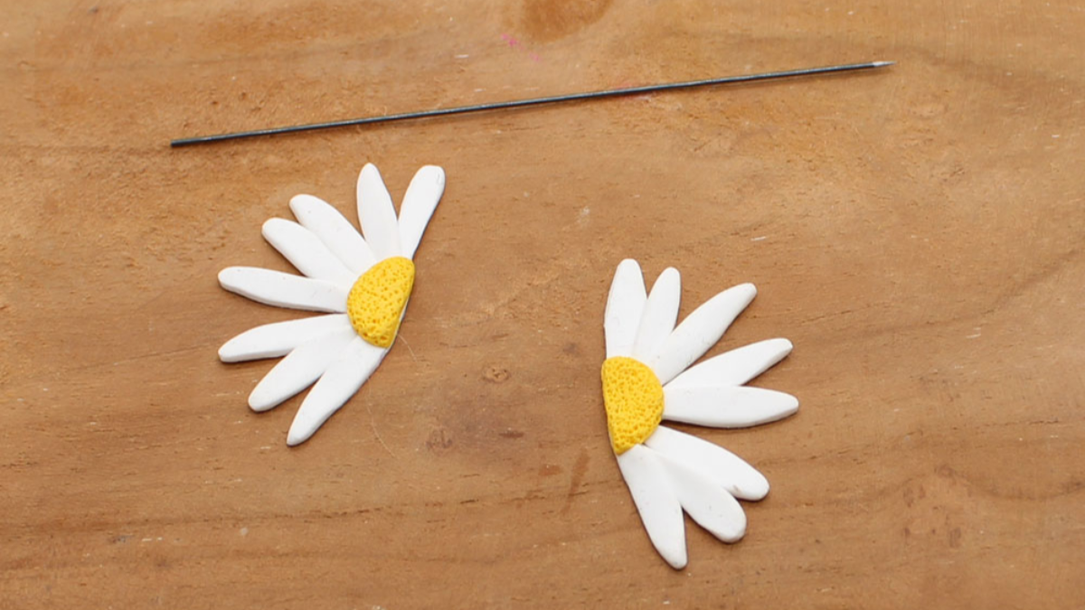 Boucles d'oreilles fleurs pâquerettes en pâte Fimo : Etape 5