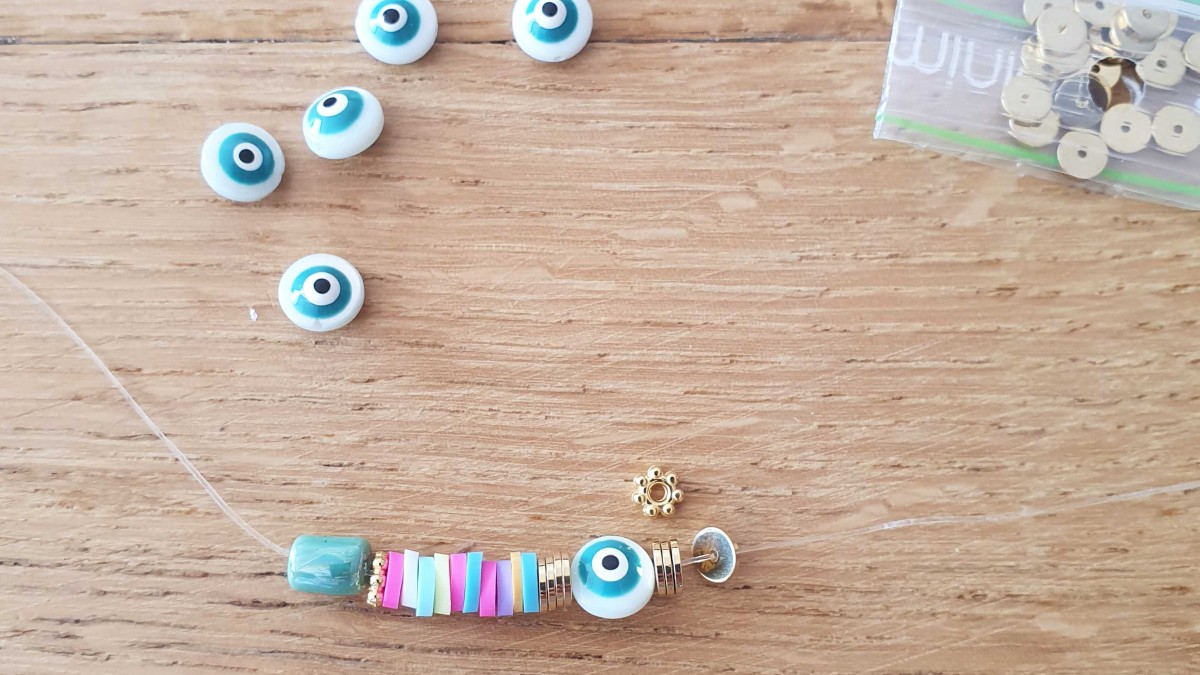 Chevillère bijoux femme avec perles heishi et coquillage cauris : Etape 1