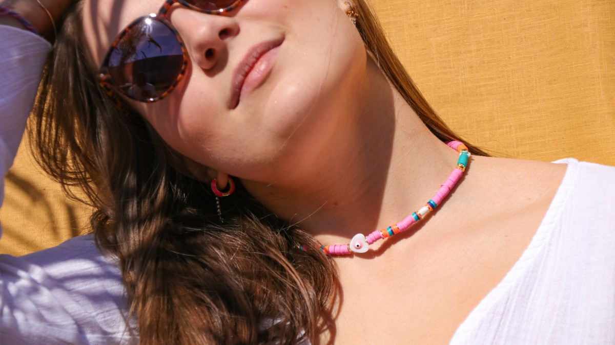 Collier tendance style surfeur en perles heishi et perles en nacre