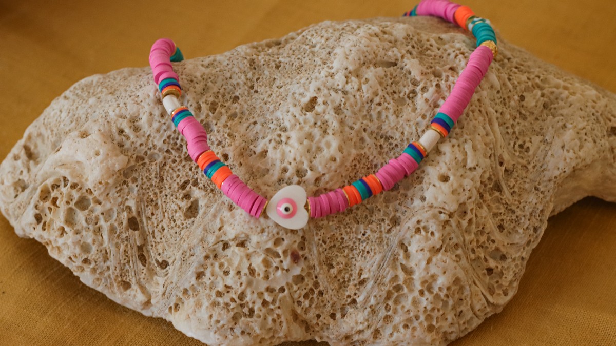 Schéma Collier tendance style surfeur en perles heishi et perles en nacre