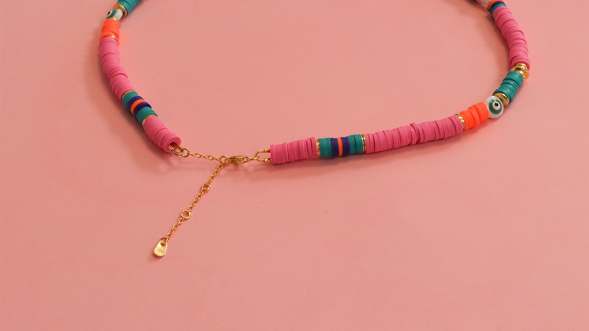 Collier tendance style surfeur en perles heishi et perles en nacre : Etape 3