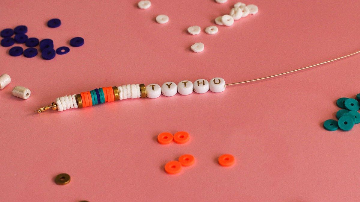 DIY Bijou de téléphone avec rivets et perles heishi pour débutant : Etape 4