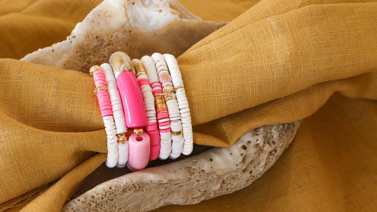 DIY Bracelets sur fil élastique en accumulation doré, blanc et rose fluo