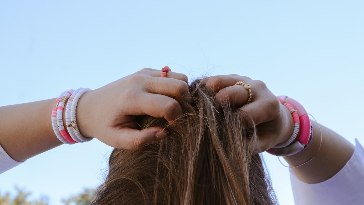 Schéma DIY Bracelets sur fil élastique en accumulation doré, blanc et rose fluo Schéma DIY Bracelets sur fil élastique en accumulation doré, blanc et rose fluo