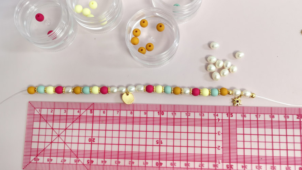 Bracelet élastique avec perles résine colorée mat : Etape 1 Bracelet élastique avec perles résine colorée mat : Etape 1