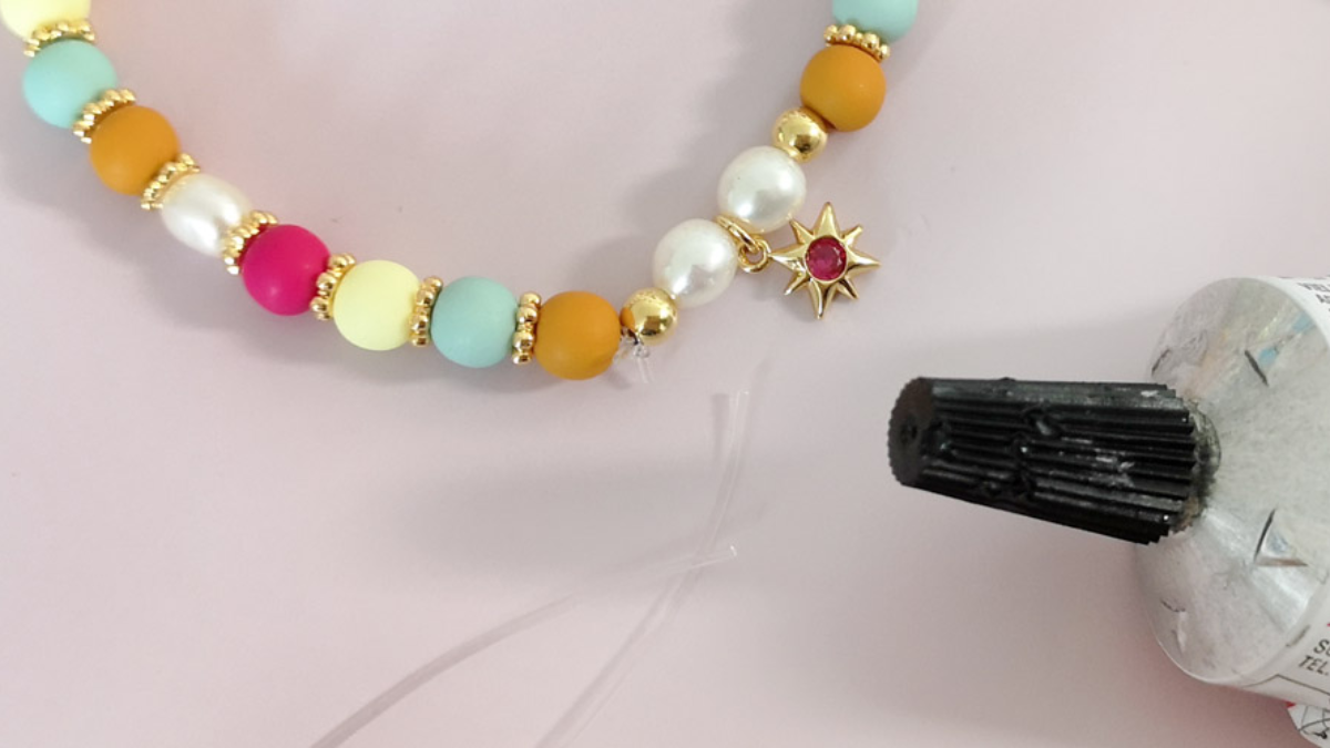 Bracelet élastique avec perles résine colorée mat : Etape 2 Bracelet élastique avec perles résine colorée mat : Etape 2