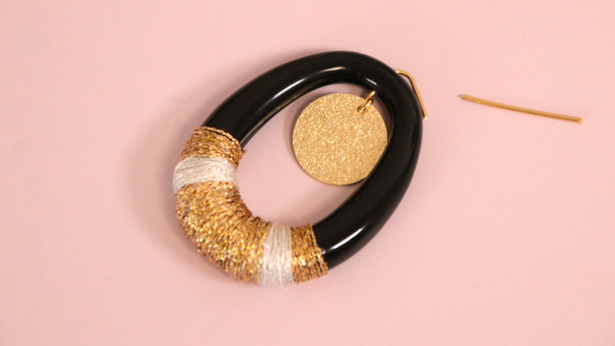 Duo de boucles d'oreilles dorées et noires à faire soi-même : Etape 4 Duo de boucles d'oreilles dorées et noires à faire soi-même : Etape 4