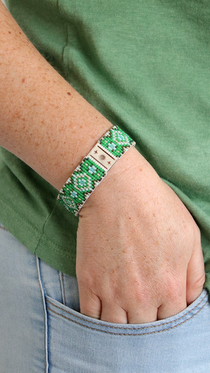 Bracelet en perles miyuki vert sur métier à tisser avec intercalaire