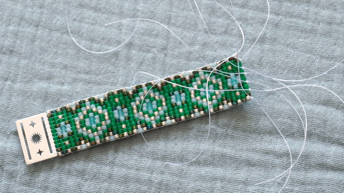 Bracelet en perles miyuki vert sur métier à tisser avec intercalaire : Etape 4