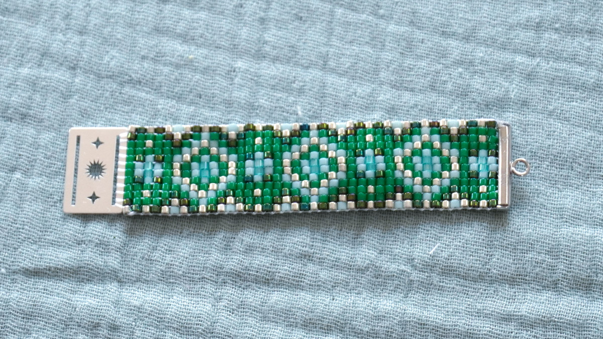 Bracelet en perles miyuki vert sur métier à tisser avec intercalaire : Etape 5
