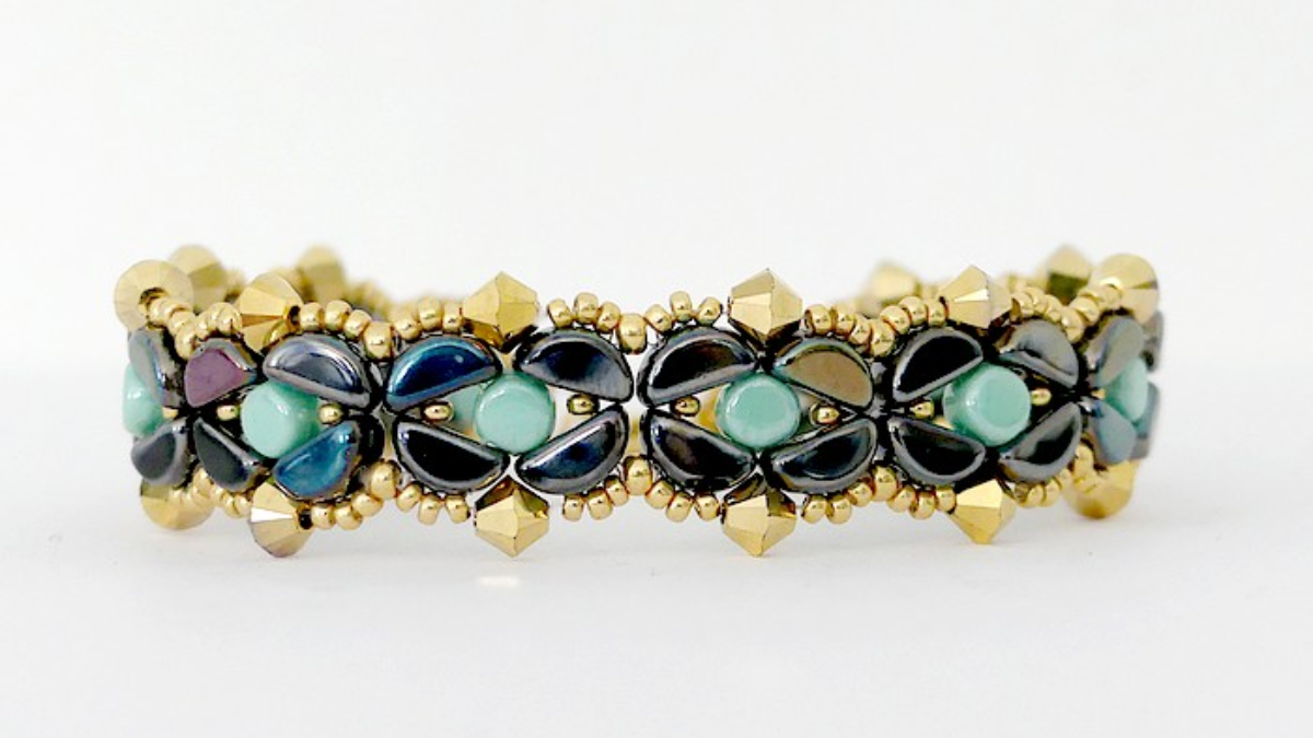 Bracelet Copine par Puca avec perles en verre Kos et Kalos, rocailles et toupies