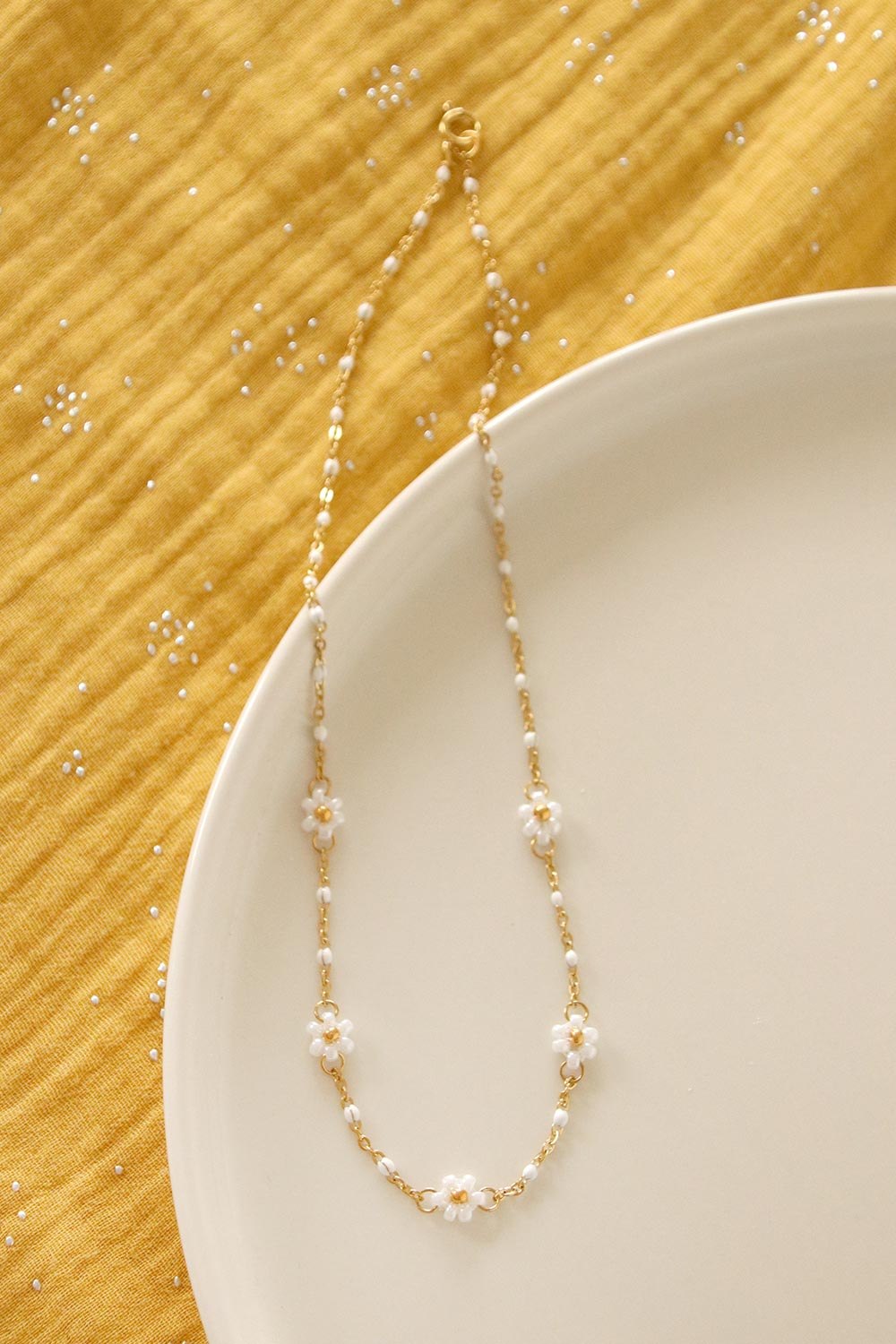 Schéma DIY Collier acier inox doré avec petites fleurs en perles Schéma DIY Collier acier inox doré avec petites fleurs en perles