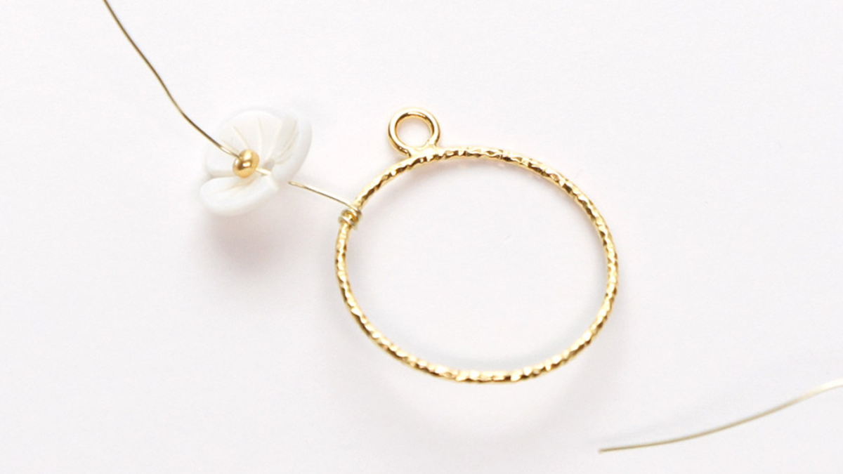 Boucles d'oreilles de mariage fleurs en nacre : Etape 1 Boucles d'oreilles de mariage fleurs en nacre : Etape 1