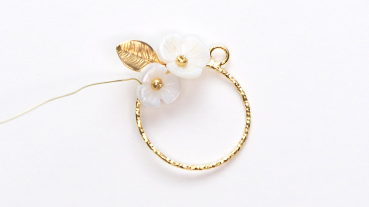 Boucles d'oreilles de mariage fleurs en nacre : Etape 3 Boucles d'oreilles de mariage fleurs en nacre : Etape 3