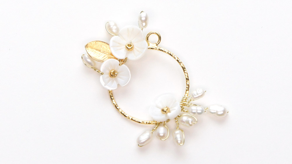 Boucles d'oreilles de mariage fleurs en nacre : Etape 5 Boucles d'oreilles de mariage fleurs en nacre : Etape 5