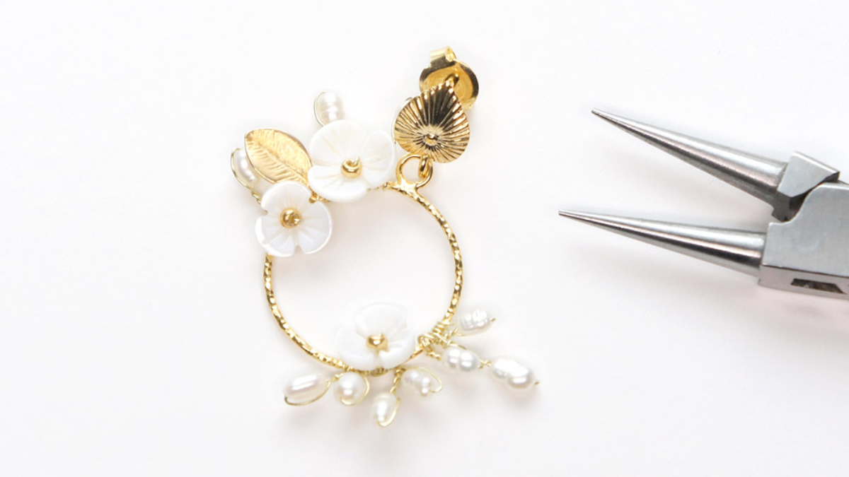 Boucles d'oreilles de mariage fleurs en nacre : Etape 6 Boucles d'oreilles de mariage fleurs en nacre : Etape 6