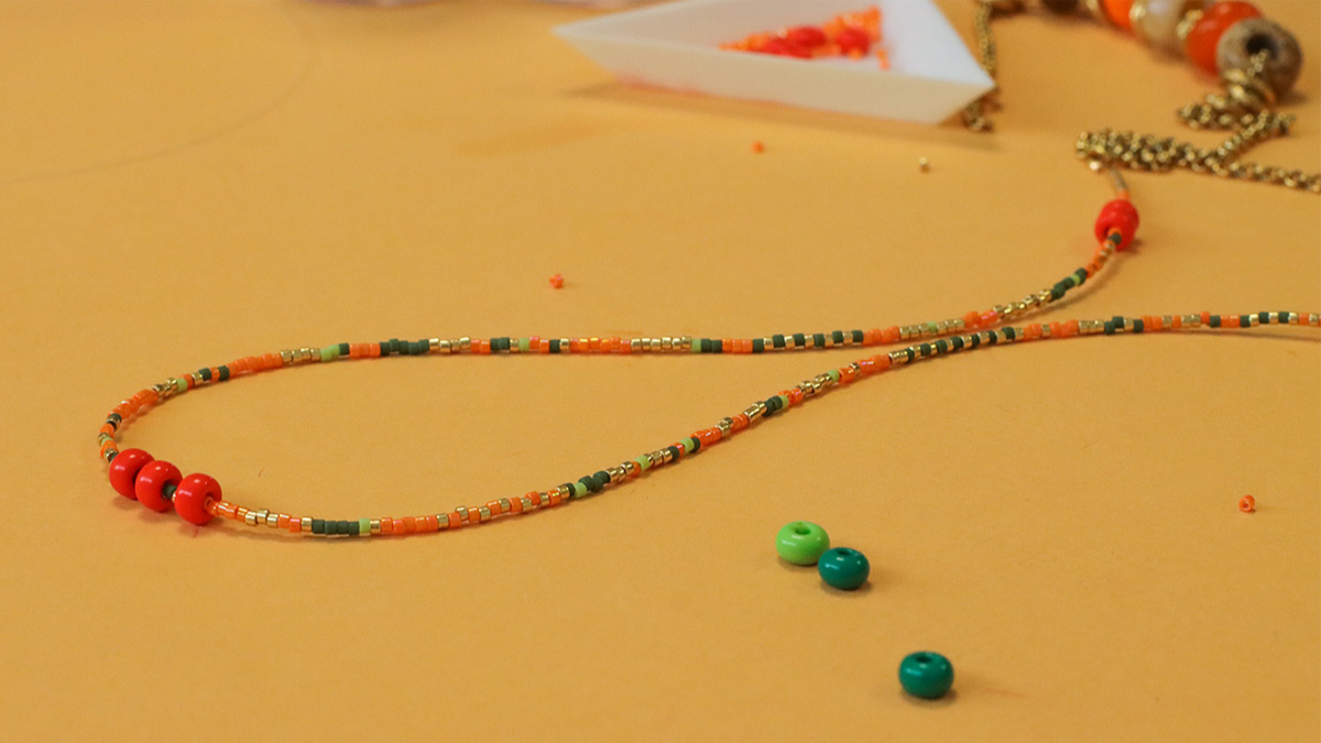 DIY Collier ras de cou avec perles rocailles et donuts : Etape 6 DIY Collier ras de cou avec perles rocailles et donuts : Etape 6