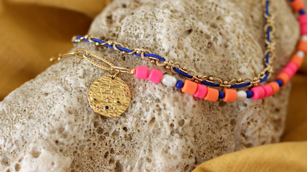 Schéma Collier multirangs avec chaîne, heishi, perles d'eau douce et breloque zodiaque