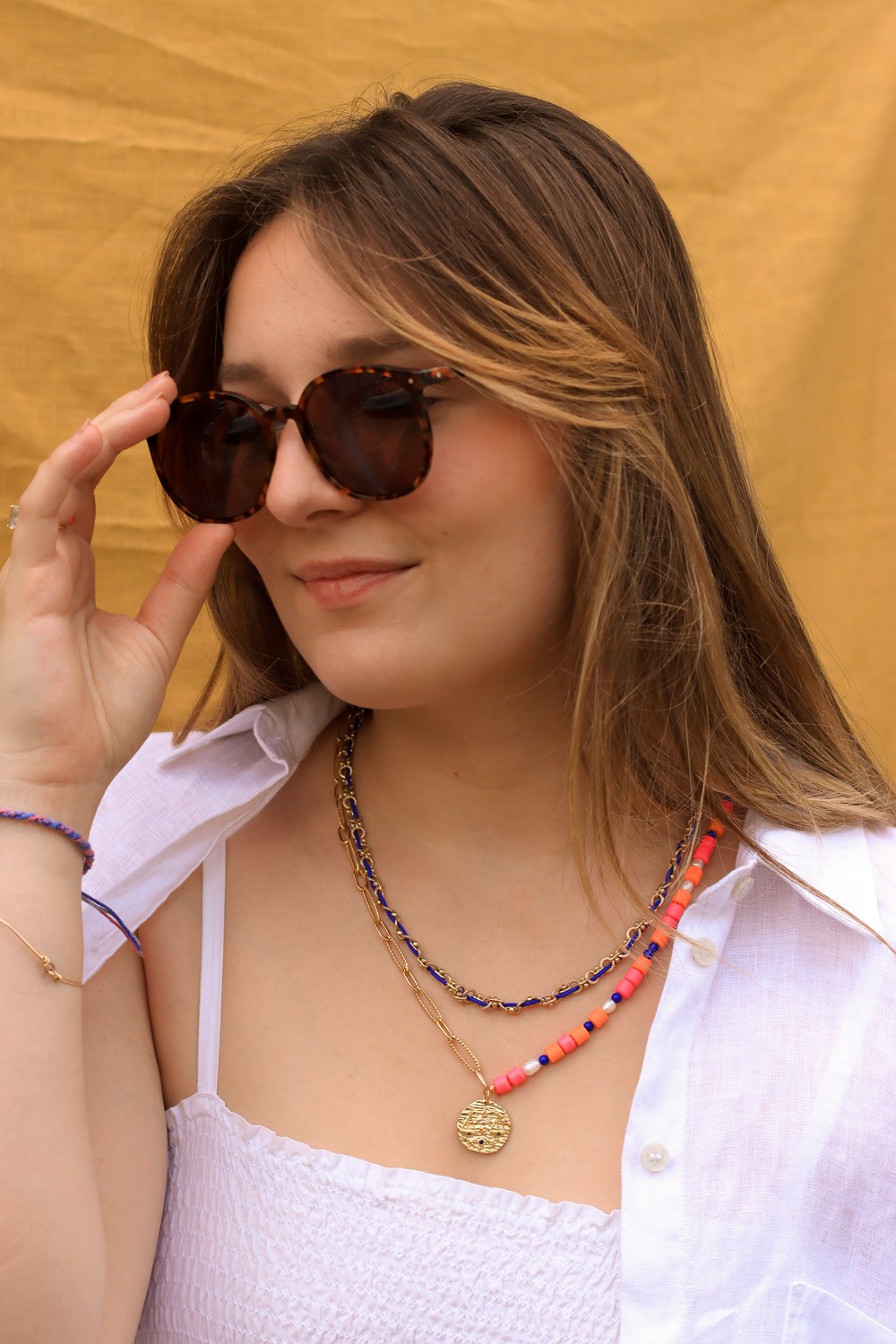 Schéma Collier multirangs avec chaîne, heishi, perles d'eau douce et breloque zodiaque