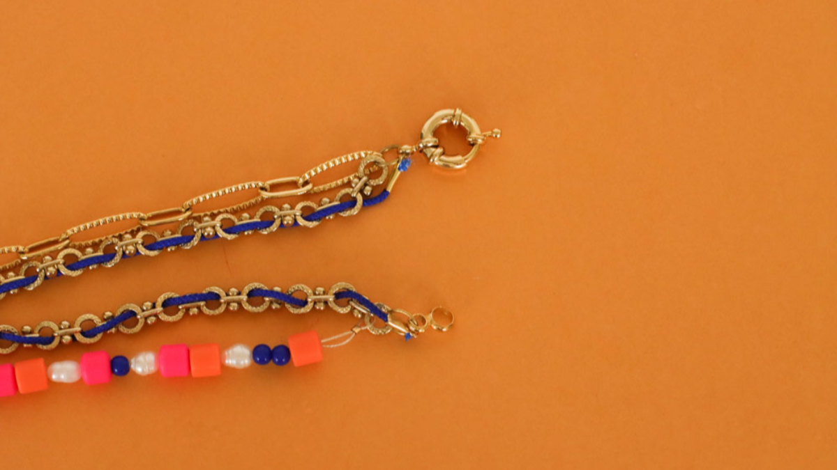 Collier multirangs avec chaîne, heishi, perles d'eau douce et breloque zodiaque : Etape 6