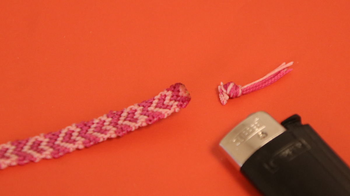 Créoles avec bracelet brésilien Coeur en cordes Slam : Etape 26 Créoles avec bracelet brésilien Coeur en cordes Slam : Etape 26