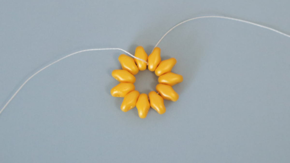 Boucles d'oreilles tournesol avec perles SuperDuo : Etape 3 Boucles d'oreilles tournesol avec perles SuperDuo : Etape 3